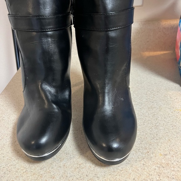 Black high heel boot - Picture 3 of 5